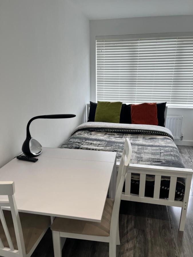 Апартаменты Modern Comfy One Bed - Free Parking